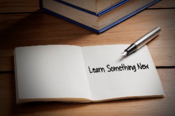 Zettel mit Aufschrift "Learn Something New"