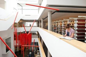 Ob kurze Wege auf dem Campus, die familiäre Atmosphäre in den Studienrichtungen oder unser Mentoring-Programm: Das Studium an der Universität Erfurt verbindet – Menschen wie Disziplinen.