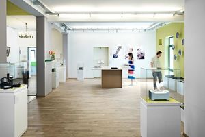 Studentische Arbeiten werden in einer Designausstellung präsentiert.