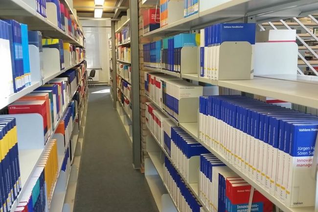 Die bestens ausgestattete Bibliothek