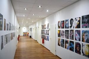 Einige Studienarbeiten werden in den Gängen ausgestellt