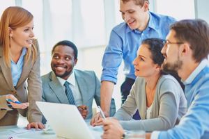 In Gruppenarbeiten wird praxisnah diskutiert