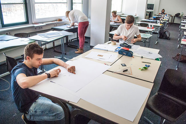 Allen Ausbildungsgängen ist das Erlernen von traditionellem Handwerk gemein.