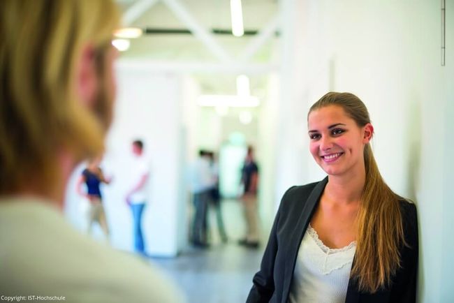 Wer hier studiert, ist nicht auf sich allein gestellt: Persönliche Betreuung wird an der IST-Hochschule großgeschrieben.