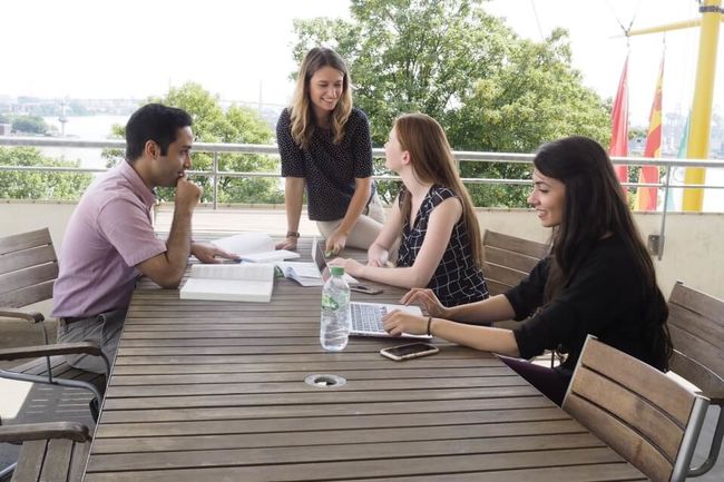 Gemeinsames Lernen auf dem Balkon der Brand Academy