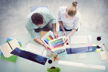 Kollegen arbeiten mit Farbpalette