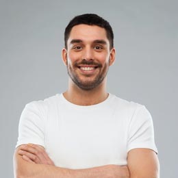 junger Mann mit verschränkten Armen