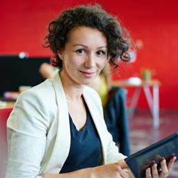Frau mittleren Alters mit Notizbuch in der Hand