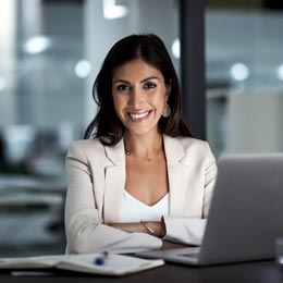 junge Frau sitzt vor Laptop