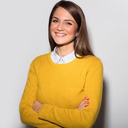 junge Frau mit verschränkten Armen