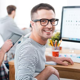 junger Mann an seinem Arbeitsplatz