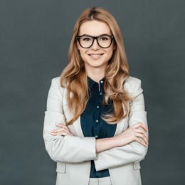 Porträt einer jungen Frau mit Brille und verschränkten Armen