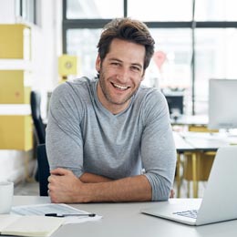 Mann vor seinem Laptop