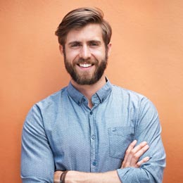 junger Mann mit verschränkten Armen