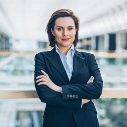 junge Frau mit verschränkten Armen