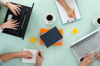 viele Personen arbeiten an einem Tisch