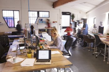 großes Büro mit Mitarbeitern