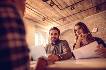 zwei Personen führen ein Bewerbungsgespräch