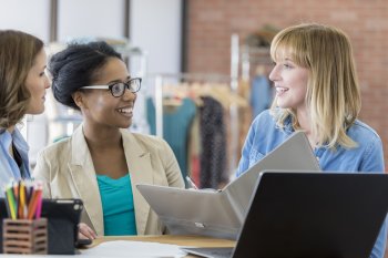 drei Studenten lernen zusammen