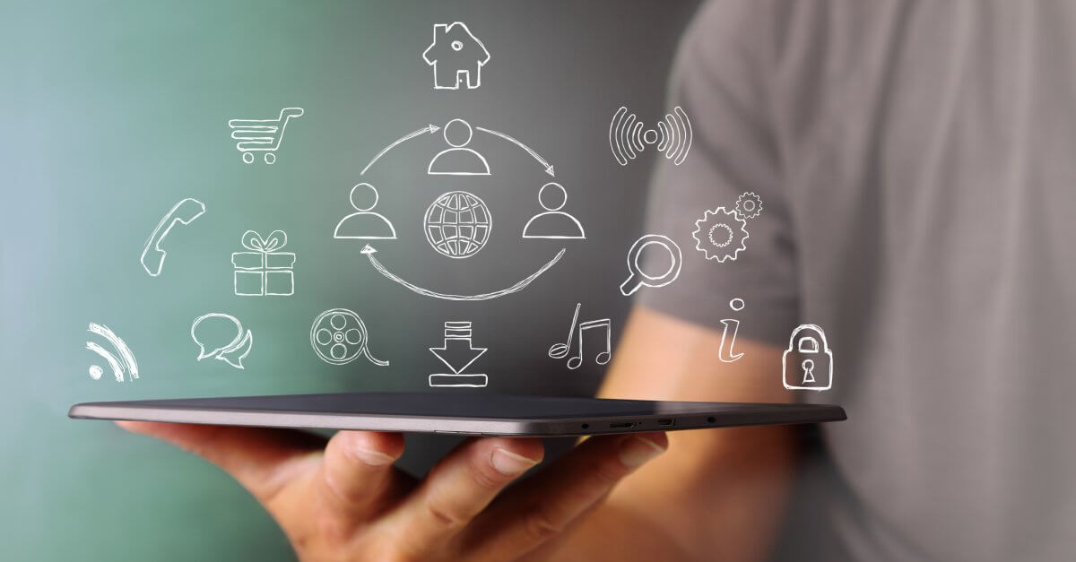 Student hält Tablet, auf dem Grafiken zu sehen sind