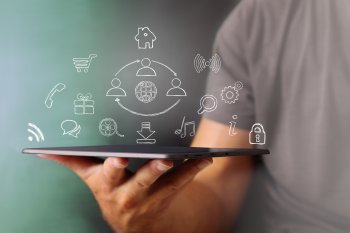 Person hält Tablet mit Grafik in der Hand