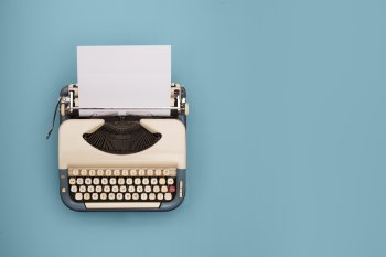 Schreibmaschine auf blauem Untergrund