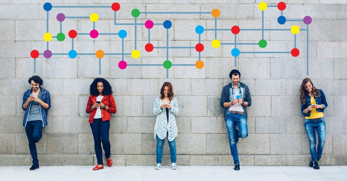 Studenten lehnen mit Smartphone an der Wand und sind über grafische Linien vernetzt