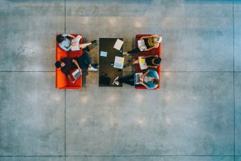 eine Gruppe Studenten lernt zusammen