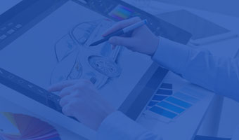 Industriedesign Student sitzt an einem Entwurf für ein Automobil