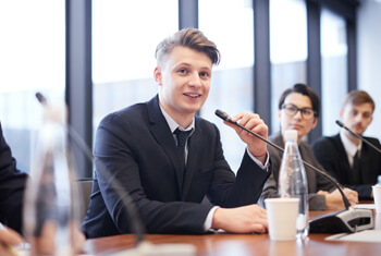 Wirtschaftskommunikation Student übt eine Pressekonferenz
