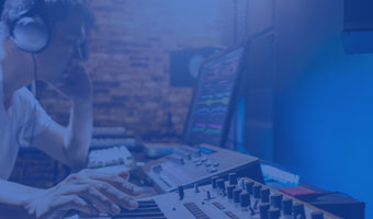 Student für Audio Engineering sitzt im Tonstudio und mischt den Ton ab