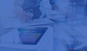 Design Master Student arbeitet an einem Projekt