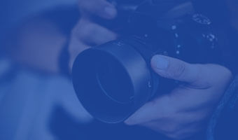 Fotografie Student hält eine Kamera in den Händen