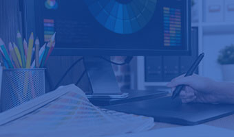 Designer sitzt in seinem Schreibtisch an einem kreativen Projekt