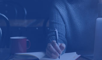 Frau macht Notizen für ihr Kreatives Schreiben Studium