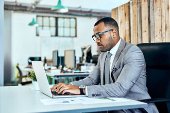 Medienmanager arbeitet am Laptop