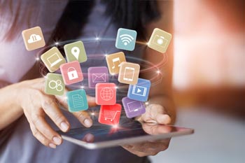 verschiedene bunte Buttons als Hologramm auf Tablet