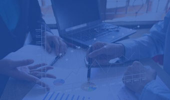 Medienwirtschaftler betrachten Statistiken