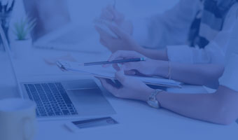 Publizistin bespricht mit einer Kollegin am Laptop die nächsten Schritte eine Projektes