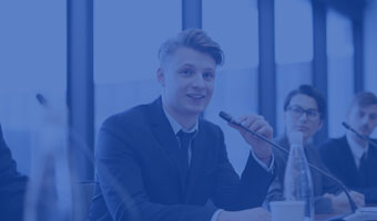 Student für Wirtschaftskommunikation sitzt bei einer Unternehmens-Pressekonferenz